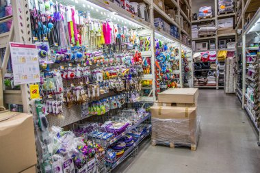 Liepaja, Letonya - 7 Temmuz 2023: Köpek maması ve diğer inşaat ve ev ve bahçe malzemeleri satan depo.