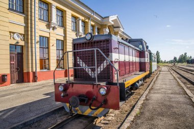 Gulbene, Letonya... 12 Temmuz 2023, Gulbene tren istasyonu, dar göstergeli tren..