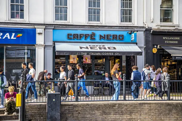 London Großbritannien September 2023 Geschäftiges Caffe Nero Wohlhabenden Stadtteil Kensington — Stockfoto