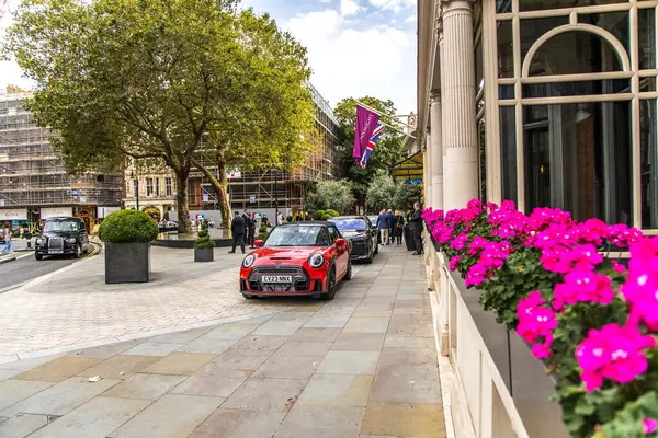 London Großbritannien September 2023 Autos Parken Connaught Hotel Carlos Place — Stockfoto