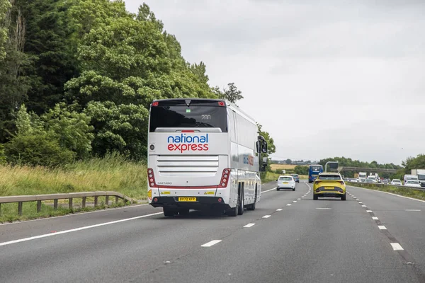 Londra, UK- 30 Haziran 2023: M4 çevre yolunda 200 numaralı ulusal ekspres otobüs.