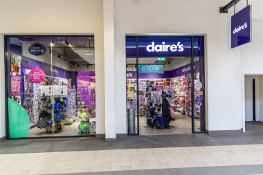 Swindon, İngiltere - 27 Ekim 2023: Claires Swindon Tasarımcı Mağazasında mücevher ve moda aksesuarları satan bir mağaza