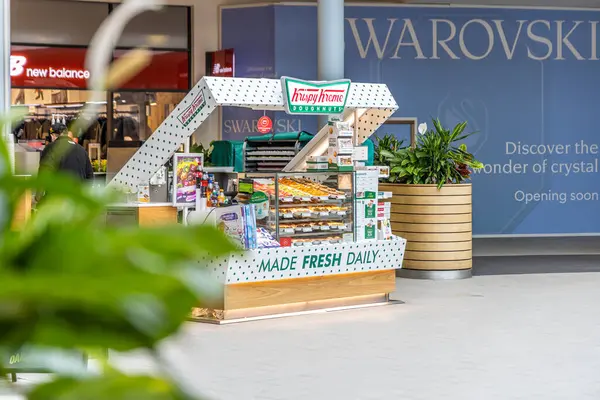 Swindon, İngiltere - 27 Ekim 2023: Swindon Tasarımcı Outlet 'te Krispy Kreme çörek satış noktasının görüntüsü