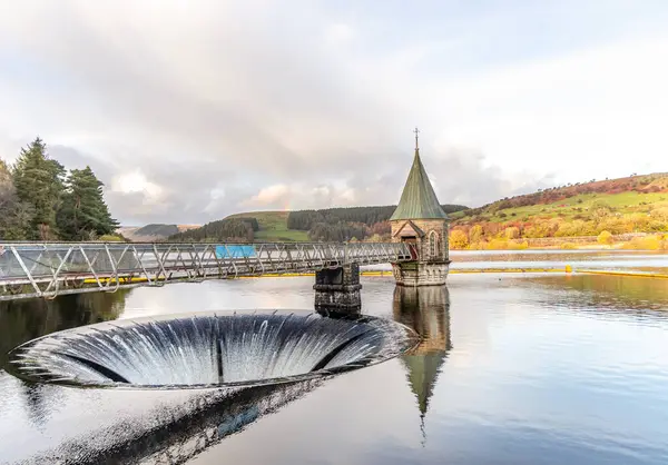 Merthyr Tydfil Galler 'deki Brecon Beacons Pontsticill Barajı' nda gökkuşağı var..