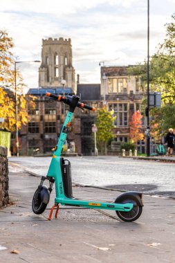 Bristol, İngiltere - 11 Kasım 2023: Teal elektrikli escooter veya Bristol otomotiv zamanındaki kaldırımda TIER şirketinin e-scooter 'ı.