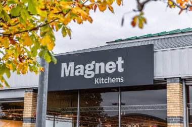 Bristol, İngiltere - 24 Ekim 2023: Cribbs Causeway 'deki Magnet Kitchens logosu İngiltere' nin 200 'den fazla bölgesinde faaliyet gösteren bir İngiliz mutfak perakendecisi..