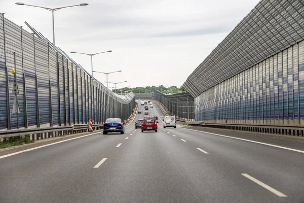 ポーランド ワルシャワ 2023年7月1日 高速道路の騒音吸収障壁は ポーランドの都市の騒音汚染を減らしています — ストック写真