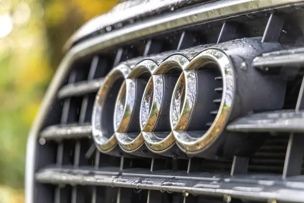 Bristol, İngiltere - 11 Kasım 2023: Otomobil Izgarasında bir Audi 'nin Gümüş Logosu.