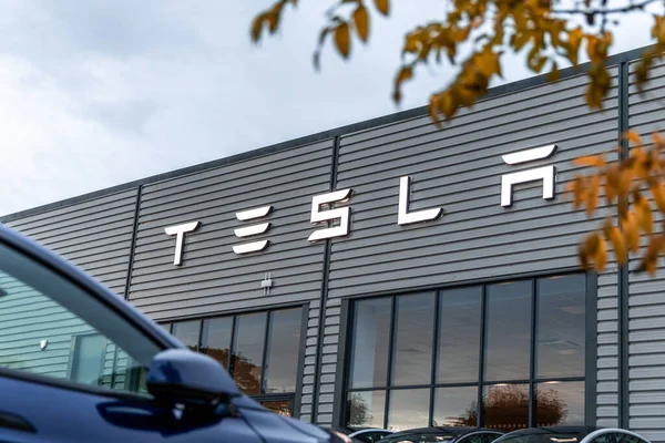 Bristol, İngiltere - 24 Ekim 2023: New Tesla showroom Bristol. Tesla elektrikli araba tasarlayan, üreten ve satan bir Amerikan şirketidir..