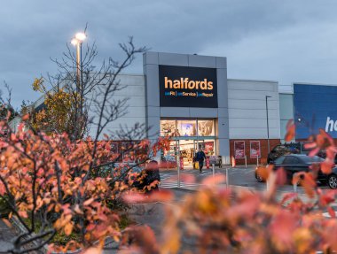 Bristol, İngiltere - 24 Ekim 2023: Cribbs Causeway 'deki Halfords Group plc mağazası, 1892' de kuruldu..