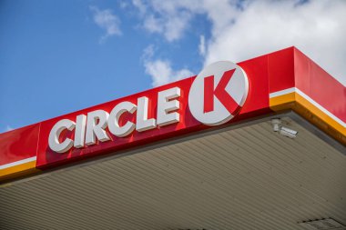 Zarasai, Litvanya - 15 Temmuz 2023: K doğalgaz istasyonunun logosunun yakın çekim pompası.