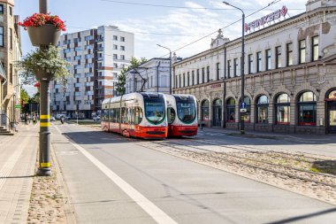 Liepaja, Letonya - 7 Temmuz 2023: Liepaja şehir merkezinde bir numaralı tramvaylar yan yana çalışıyor.