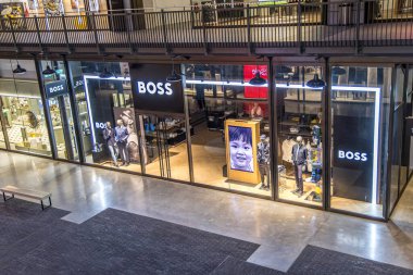 Londra, UK- 6 Ağustos 2023: Battersea Alışveriş Merkezi 'nde Hugo Boss Mağazası.