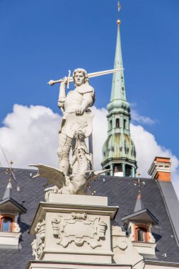 Riga, Letonya - 7 Temmuz 2023 Kasaba Meydanı, Siyahların evi, Eski şehir Riga 'daki Saint Roland ve Saint Peters Kilisesi' nin heykeli..