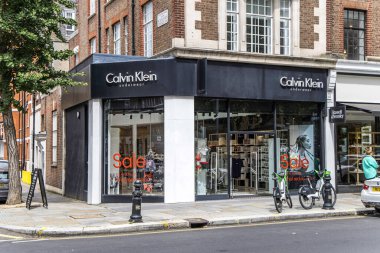 Londra, UK- 6 Ağustos 2023: Calvin Klein Londra 'da bir mağazanın önünde logo işareti. Moda ve giysi mağazası zinciri.