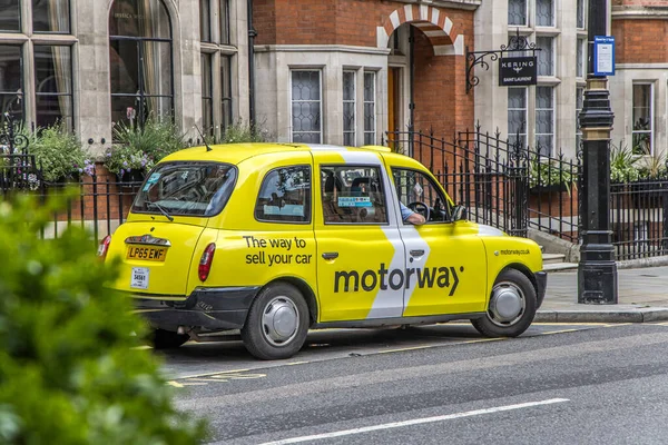 London August 2023 London Yellow Cab Taxi Motorway Advertisement — Stock Photo, Image