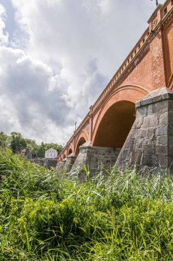 1874 yılında Venta nehri boyunca inşa edilen Kuldigas eski tuğla köprüsü, Avrupa 'nın bu tür en uzun köprü türüdür. Venta Nehri 'nin Baltık Denizi' ndeki en geniş şelaledir..
