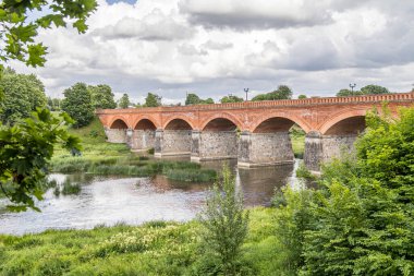 1874 yılında Venta nehri boyunca inşa edilen Kuldigas eski tuğla köprüsü, Avrupa 'nın bu tür en uzun köprü türüdür. Venta Nehri 'nin Baltık Denizi' ndeki en geniş şelaledir..