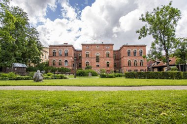 Kuldiga, Letonya - 3 Temmuz 2023: Kuldiga şehri Pils Castle bahçe parkı, çeşmeler.