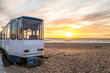 Liepaja, Letonya - 3 Temmuz 2023: Liepaja Baltık sahilindeki Kayıp Tramvay Restoranı, gün batımında.