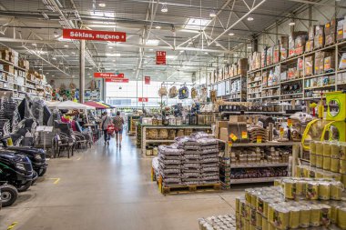 Liepaja, Letonya - 7 Temmuz 2023: Depo mağaza içi inşaat ve bahçe malzemeleri satışı.