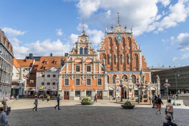 Riga, Letonya - 7 Temmuz 2023 Kasaba Meydanı, Siyahların evi, Eski şehir Riga 'daki Saint Roland ve Saint Peters Kilisesi' nin heykeli..