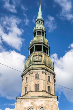 Riga, Letonya - 7 Temmuz 2023: Letonya 'nın başkenti Riga' daki St. Peters Kilisesi.