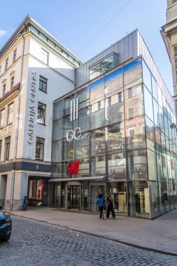 Riga, Letonya - 7 Temmuz 2023: Eski Riga kasabasındaki alışveriş merkezi Galerija Centrs.