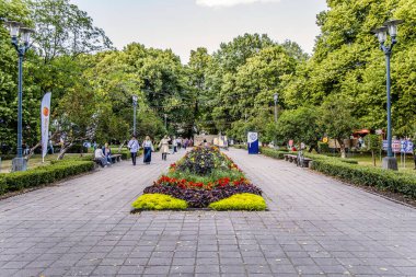 Riga, Letonya - 7 Temmuz 2023: Riga Dans ve Şarkı Festivali sırasında Esplanade Parkı.