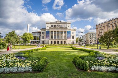 Riga, Letonya - 7 Temmuz 2023 Letonya Ulusal Opera Binası.