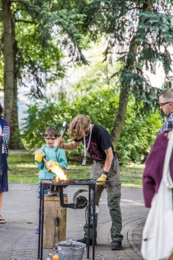 Riga, Letonya - 7 Temmuz 2023: Bir demirci seyirciye çalışmalarını gösterir