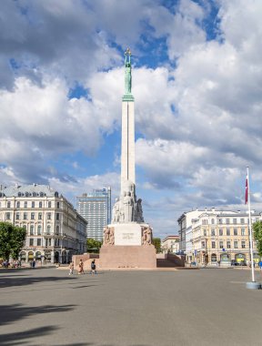 Riga, Letonya - 7 Temmuz 2023: Letonya 'nın üç bölgesini sembolize eden Milda Kadın Anıtı.