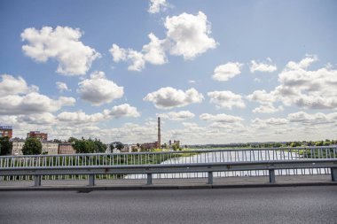 Daugavpils, Lativa... 15 Temmuz 2023 Daugavpils Vienibas 'ı Daugava nehrine doğru eğiyor..