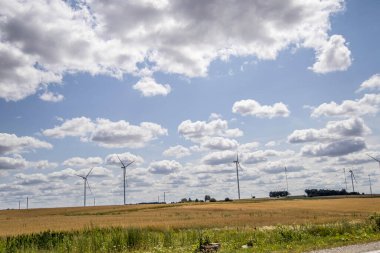 Elektrik üretimi için yel değirmenleri.