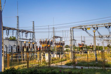 Lomza, Poland- 15 Temmuz 2023: gündüz güç hattı direkleri ve trafolar. dağıtım, iletim ve elektrik tüketimi