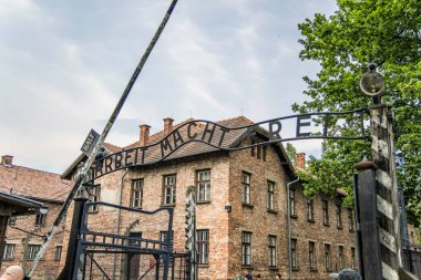 Auschwitz, Poland- 16 Temmuz 2023: Auschwitz toplama kampına giriş kapısı.
