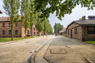 Auschwitz, Poland- 16 Temmuz 2023: Toplama kampı müzesi tarihi kırmızı tuğla binalar.