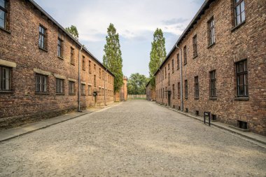Auschwitz, Poland- 16 Temmuz 2023: Toplama kampı müzesi tarihi kırmızı tuğla binalar.