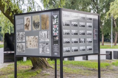 Auschwitz, Poland- 16 Temmuz 2023: Auschwitz soykırım kamplarında çocukların anneleri ve yaşlılar da dahil olmak üzere bazı ölü mahkûm resimlerinin olduğu.