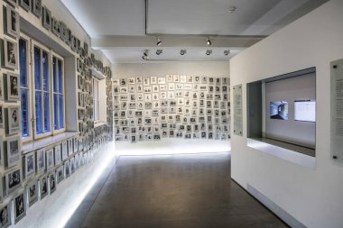 Auschwitz, Poland- 16 Temmuz 2023: Auschwitz soykırım kamplarında çocukların anneleri ve yaşlılar da dahil olmak üzere bazı ölü mahkûm resimlerinin olduğu.