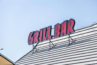Restoranın çatısında Red Grill Bar tabelası var..