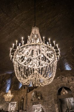 Wieliczka, Poland- 16 Temmuz 2023: Wieliczka tuz madeninin ana salonundaki kilise lambası.