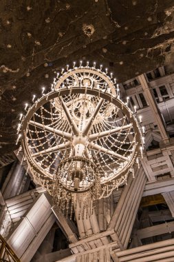 Wieliczka, Poland- 16 Temmuz 2023: Wieliczka tuz madeninin ana salonundaki kilise lambası.