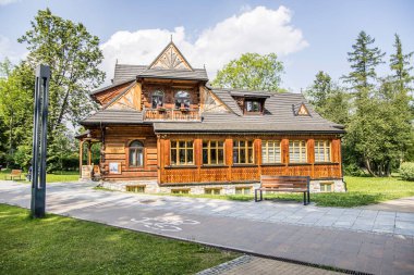 Zakopane, Poland- 16 Temmuz 2023: dağ tarzında eski bir ahşap ev.