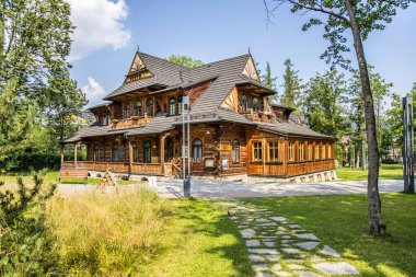 Zakopane, Poland- 16 Temmuz 2023: dağ tarzında eski bir ahşap ev.