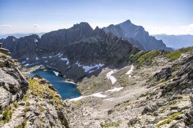 Güzel Vysne Wahlenbergovo pleso, Krivan in Furkotska dolina view from Bystre sedlo, Slovakya yüksek Tatra dağları. Harika hava ve mavi gökyüzü ile yaz manzarası.