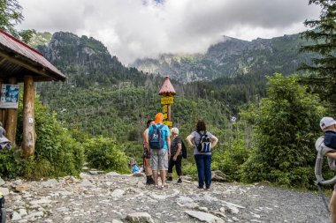Strbske Pleso, Slovakya - 17 Temmuz 2023: High Tatras, Slovakya 'daki Chata Dağı Şapkası' nda imza.
