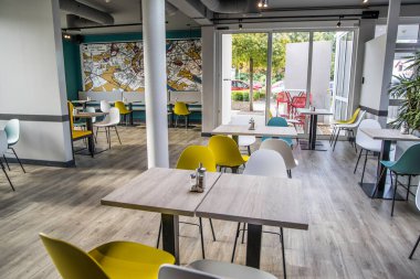 Köln, Almanya - 22 Temmuz 2023: Koeln Frechen Oteli kahvaltı masaları ve sandalyelerle bekliyor