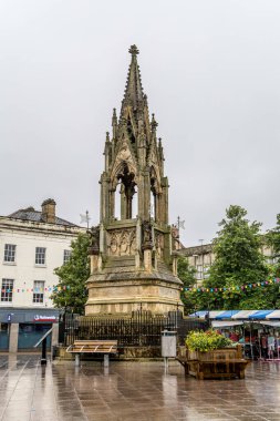 Mansfield, İngiltere - 8 Ağustos 2023: Bentinck Anıtı ile Pazar Yeri.