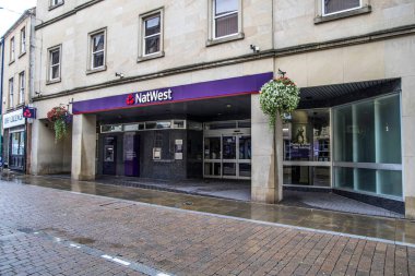 Mansfield, İngiltere - 8 Ağustos 2023: NatWest Bank giriş ve logosu.